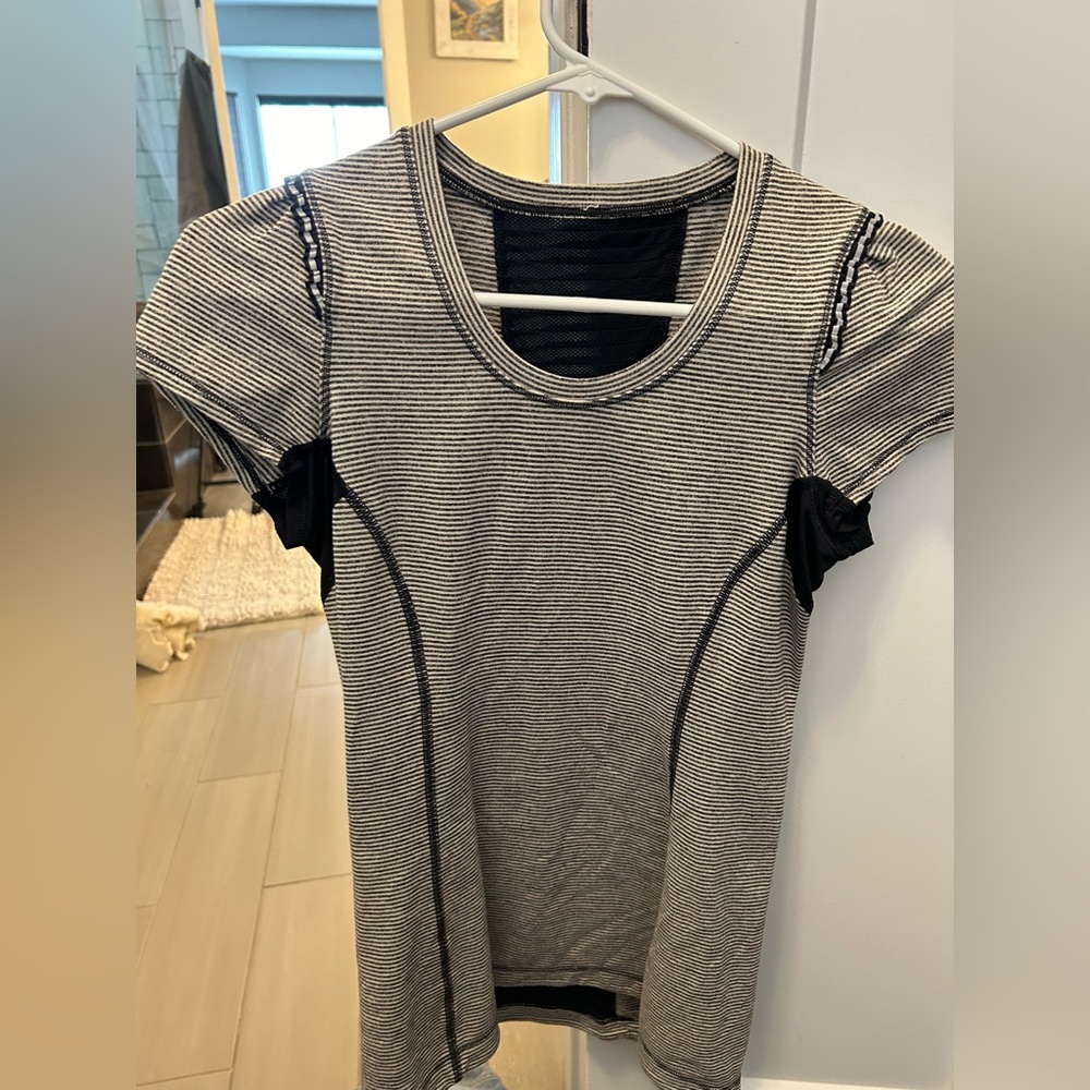 Lululemon size 6 short sleeve ruffle sleeve